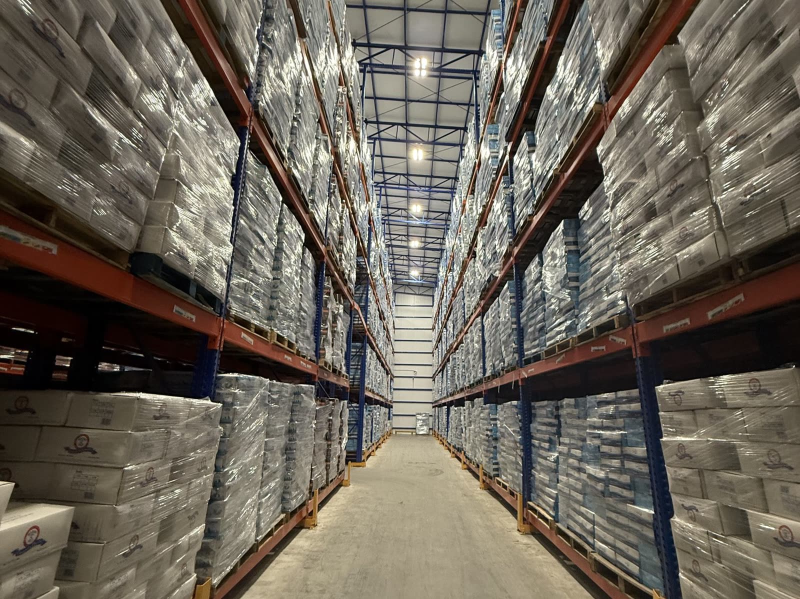 Pasillo de un almacén frigorífico con racks llenos de producto
