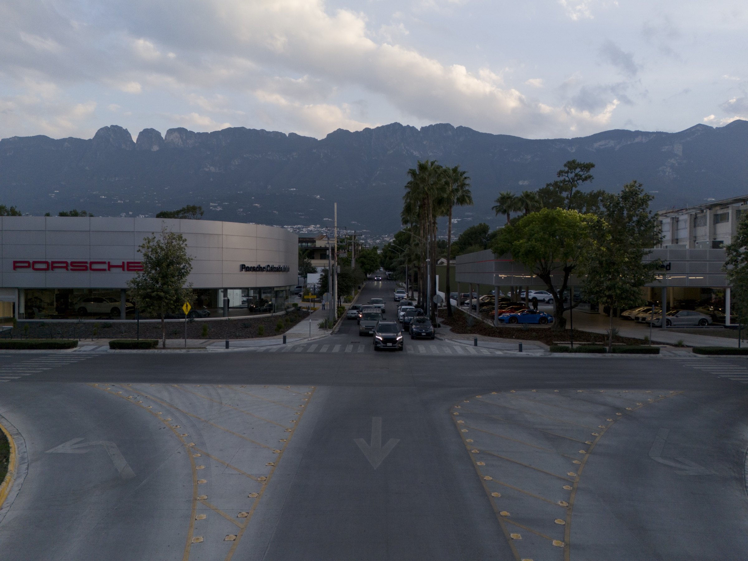 Showroom Porsche Monterrey al atardecer