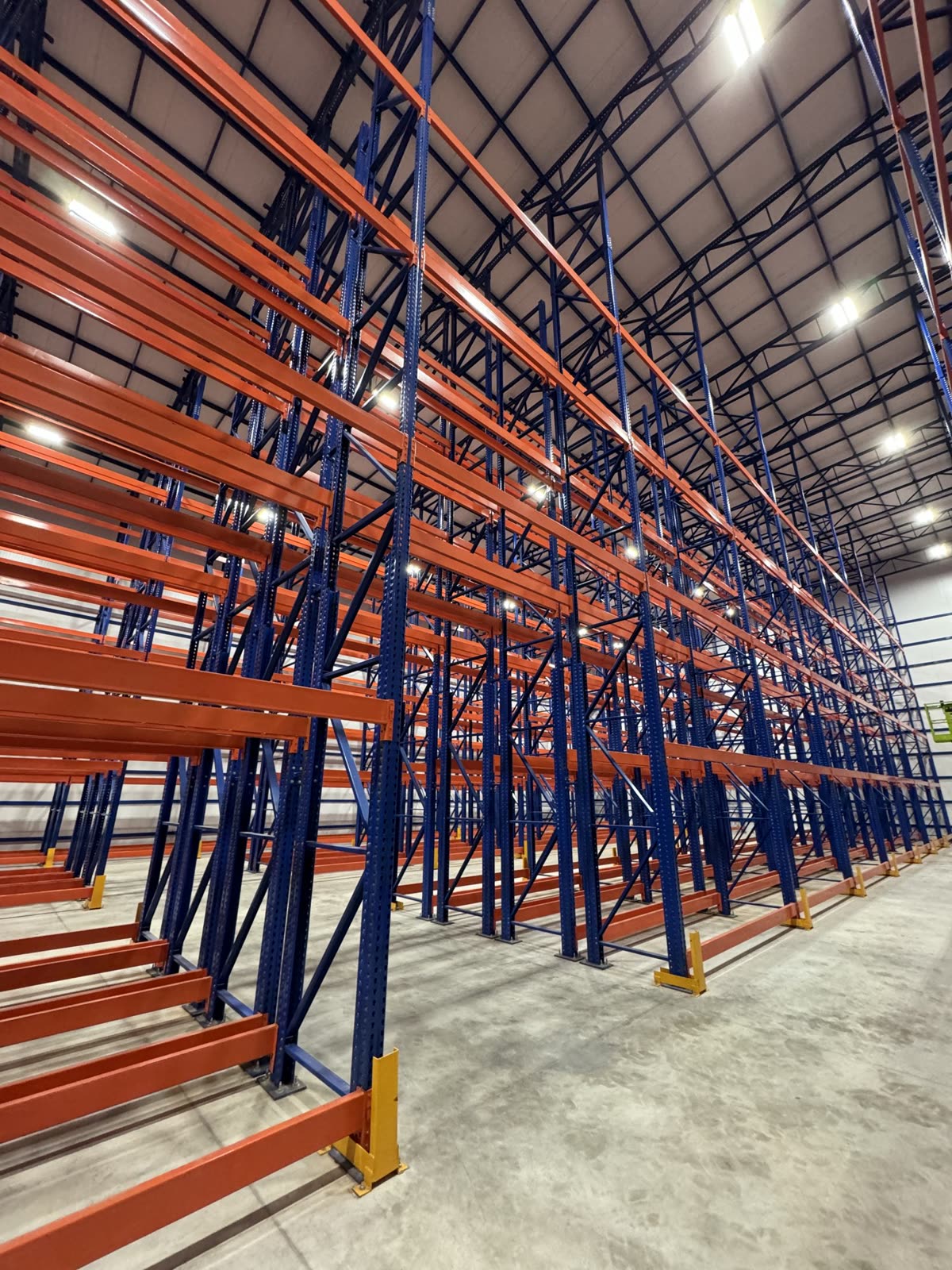 Racks vacíos en un almacén frigorífico nuevo