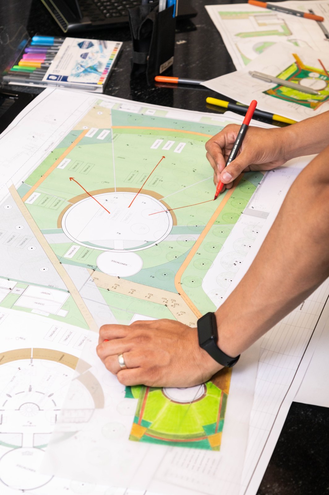 Arquitecto de T3E trabajando sobre un plano de conjunto